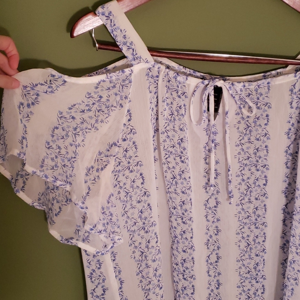 💙GORGEOUS💙 Flutter Sleeve Off-Shoulder Top